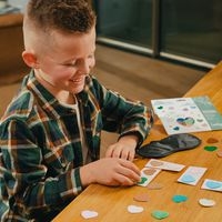 Set de 50 cœurs adhésifs sensoriels, 5 coloris - Image 2