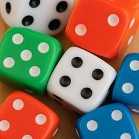 Dé à points en plastique - 100 pièces multicolores - Hope Education - Image 3