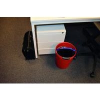 Corbeille ronde à papier en plastique - 18 L Rouge - Image 2