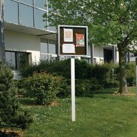 Support à sceller pour vitrine affichage extérieur avec porte battante - Image 2