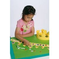 Kit de 10 couronnes jaune à décorer, 100 étoiles et 100 ronds de 8 mm - Image principale