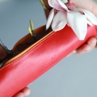 Trousse ronde corail simili cuir italien 5x21,5 cm - Image 7