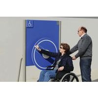 Panneau avec roue d épaule, adapté pour handicapés - scellement direct - Image principale