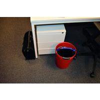 Corbeille ronde à papier en plastique - 18 L Rouge - Image 2