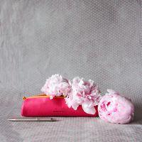 Trousse ronde framboise simili cuir italien 5x21,5 cm thumbnail image 2