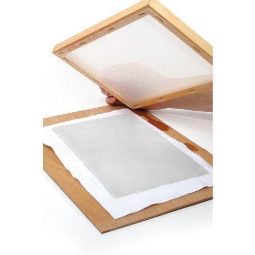 Illustration de : Tamis en bois pour papier format A4 - Graine créative