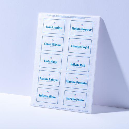 Illustration de : Badge adhésif textile avec contour couleur