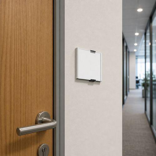 Illustration de : Plaque de porte Infosign - Carré - Durable
