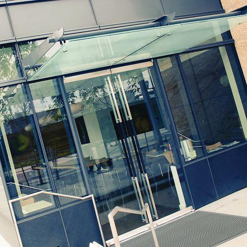 Illustration de : Tapis entrée extérieur grattant avec design en vague - Notrax