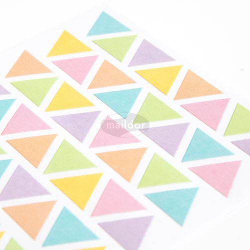 Illustration de : Etui 380 gommettes initial triangles - Maildor