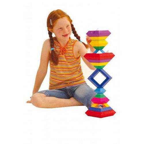 Illustration de : Les emboîtements magiques : la pyramide arc-en-ciel