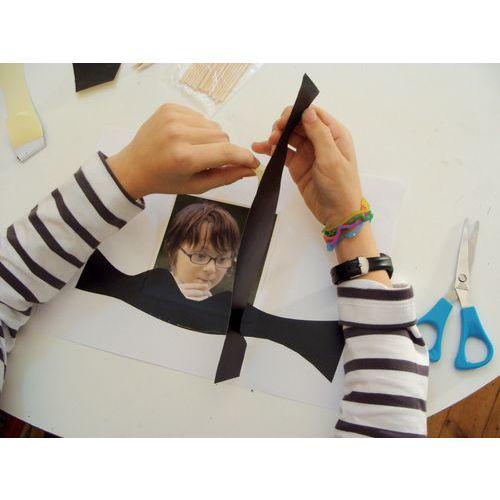 Illustration de : Feuille cartes à gratter noir arc-en-ciel 15x24cm