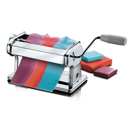 Illustration de : Machine à pâte - Cernit