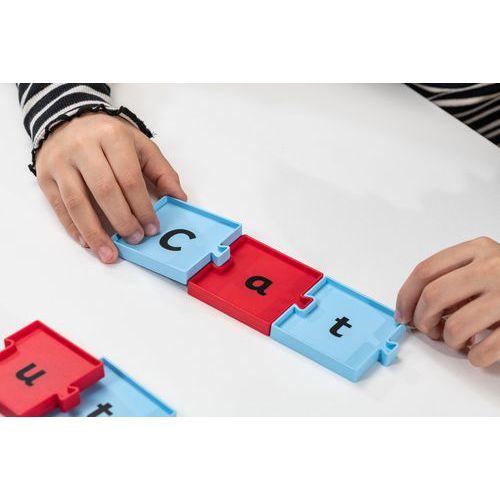 Illustration de : Plaques connectées lettres