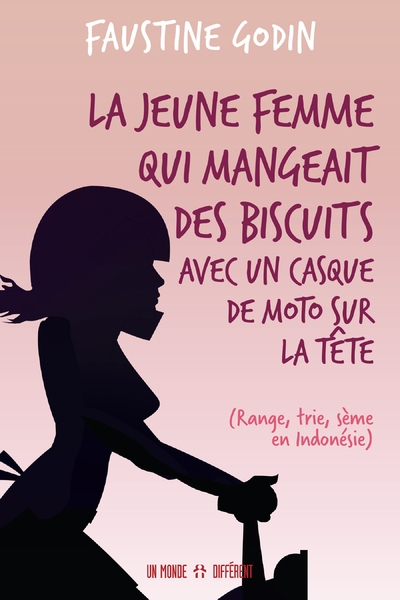 La jeune femme qui mangeait des biscuits avec un casque de moto sur la tête - Image principale