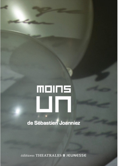 Moins un - Image principale