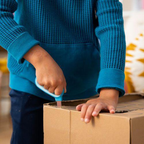 Illustration de : Scie enfant pour carton - Fiskars