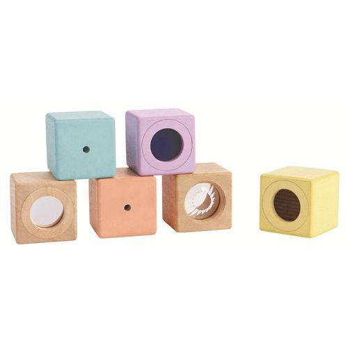 Illustration de : Lot 6 blocs sensoriels pastel en bois aux textures variées - Plan Toys