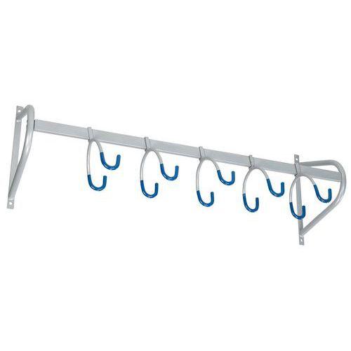 Illustration de : Support cycles mural suspendu - 5 places - Manutan Expert