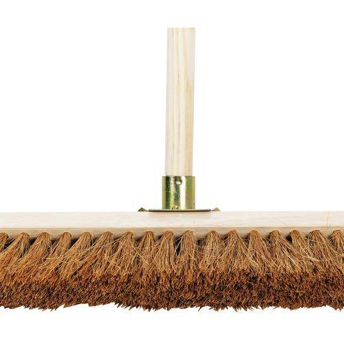 Illustration de : Balai coco avec monture en bois - Manutan Expert