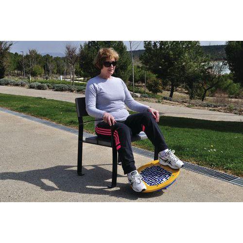 Illustration de : Fauteuil avec labyrinthe psychomoteur