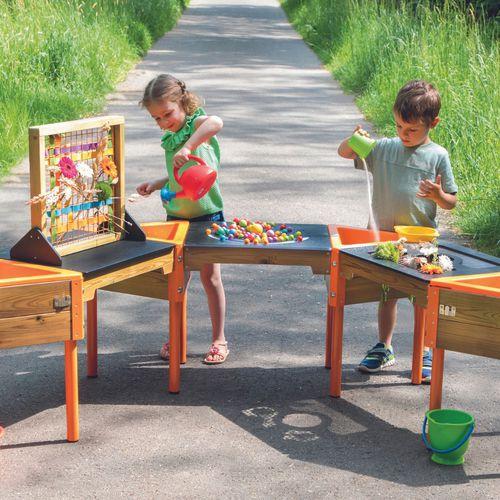 Illustration de : Table d'activités et scénarios pour intérieur/extérieur-Beleduc