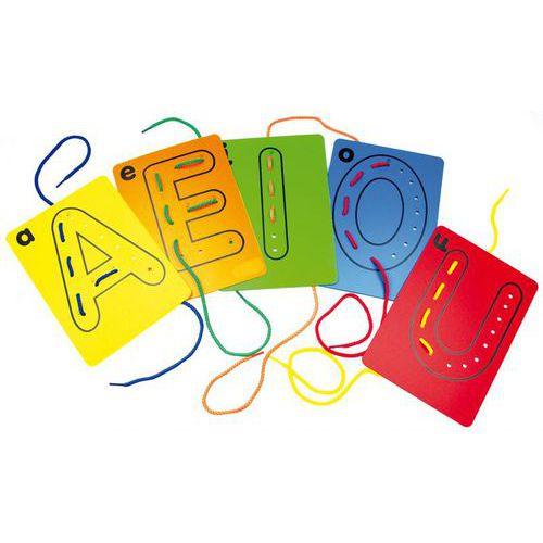 Illustration de : Lettres à tisser majuscules